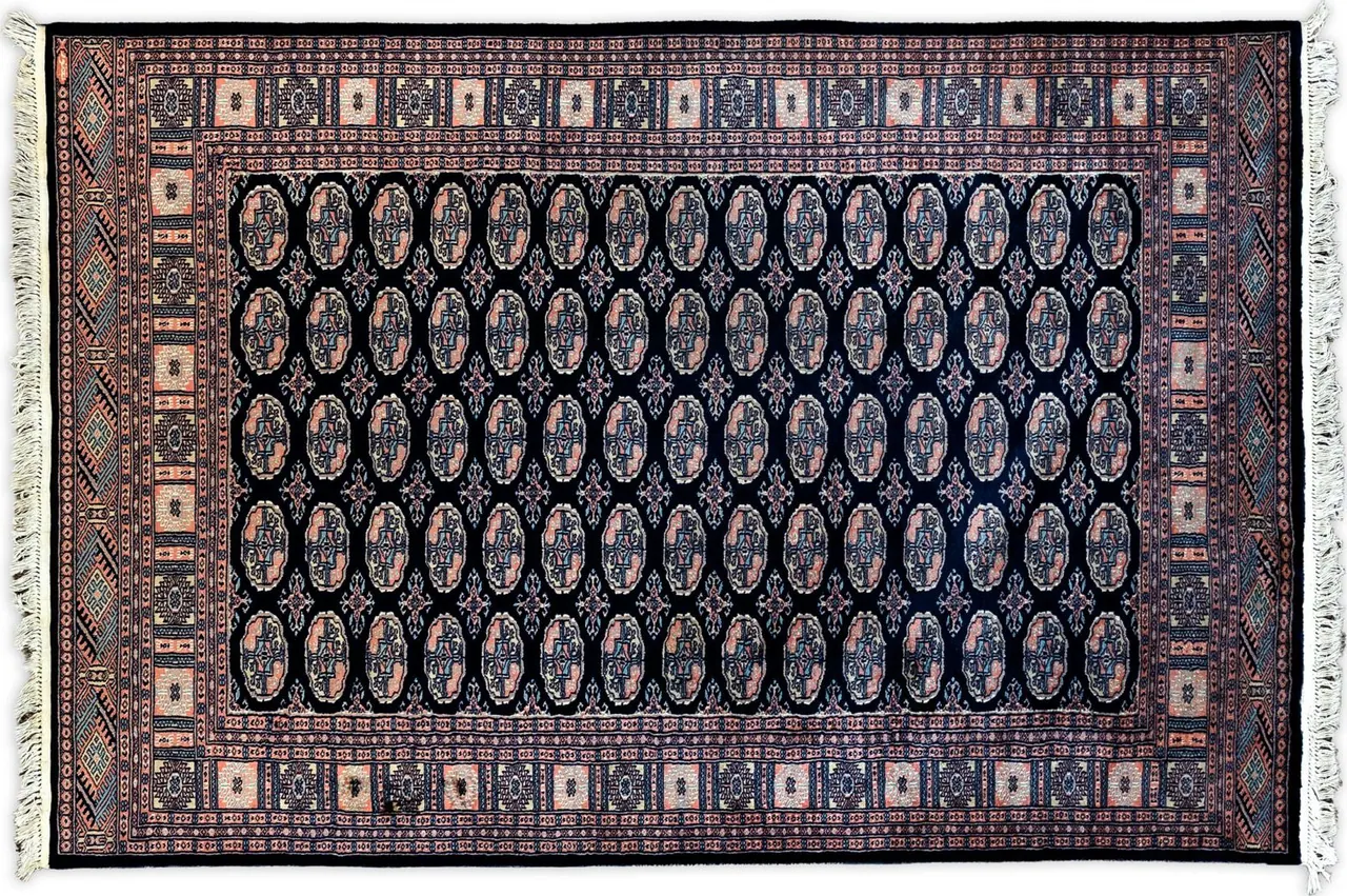 Handwoven rug No. U301, 5′ × 7′, viewed from above